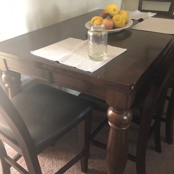 A nice dining table - Picture 2 of 2